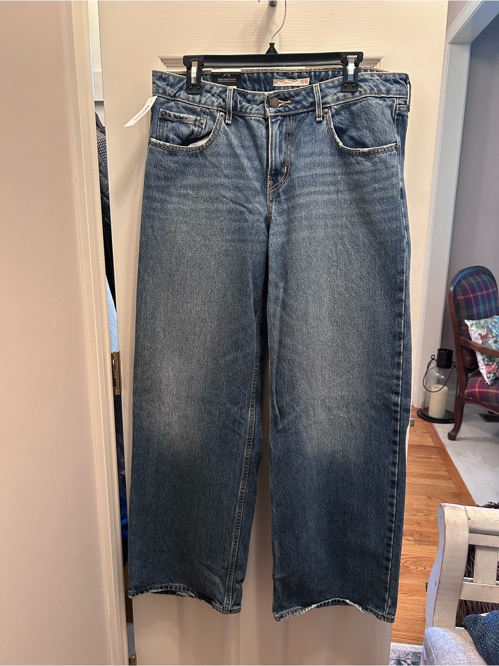 NWT Aritzia Levi’s Low Loose Blue Denim Jeans. Size 31.